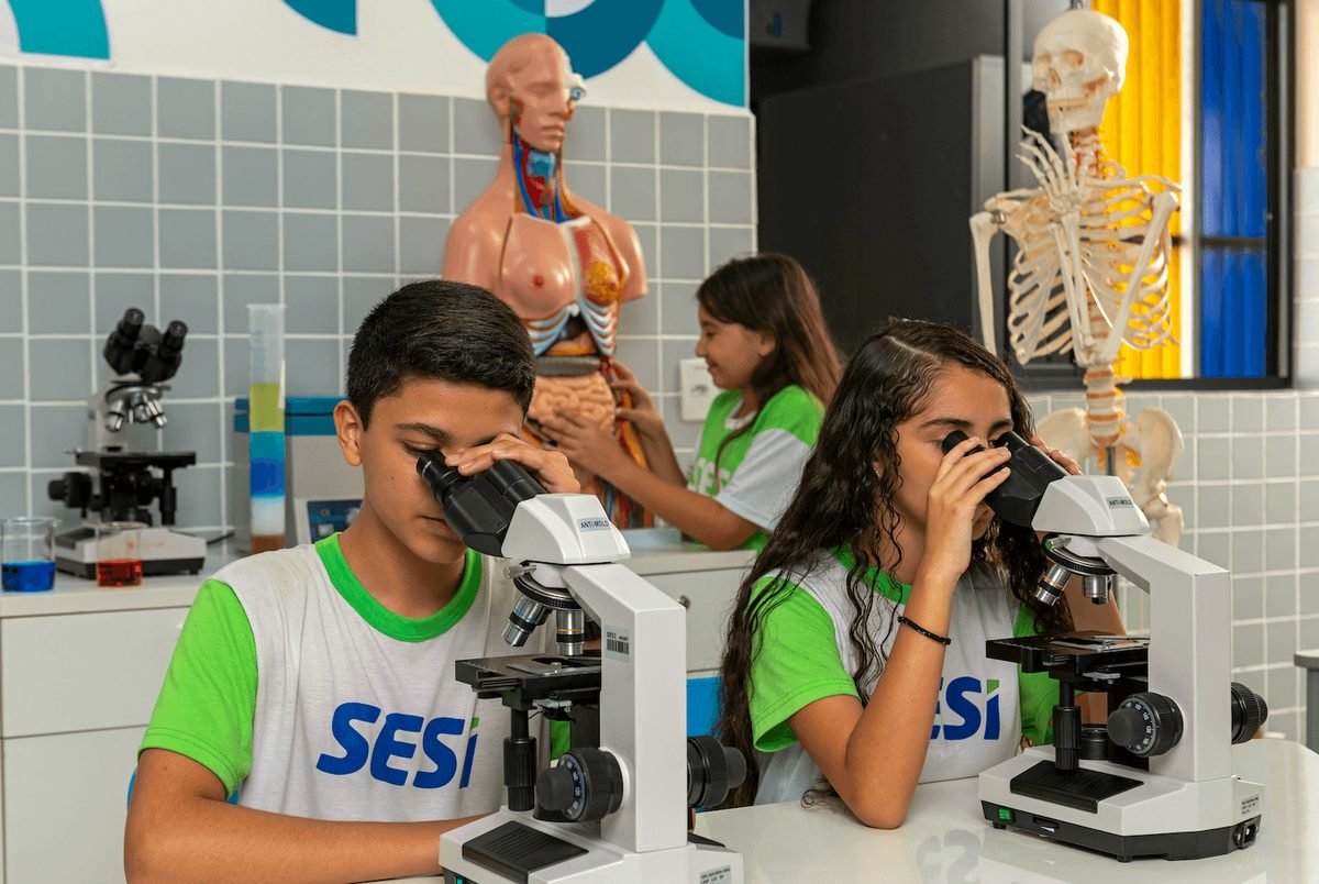 Estudantes no laboratório de ciências