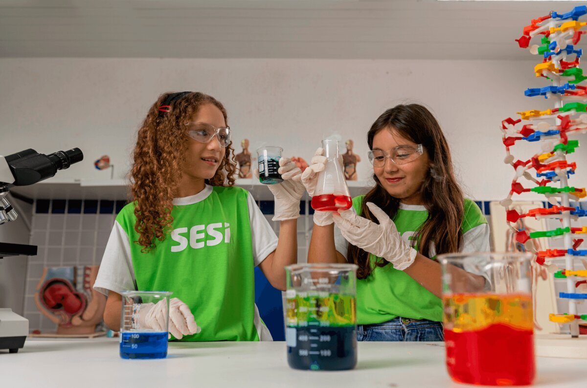 Experimento no laboratório de Ciências