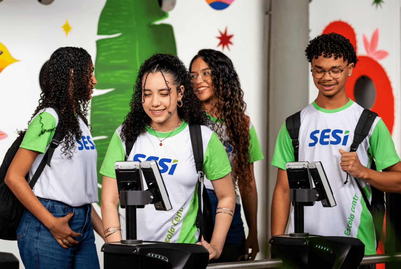 Estudantes na entrada da Escola SESI