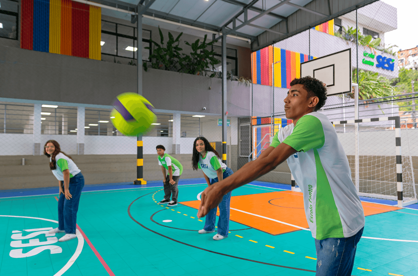 Estudantes praticando esporte