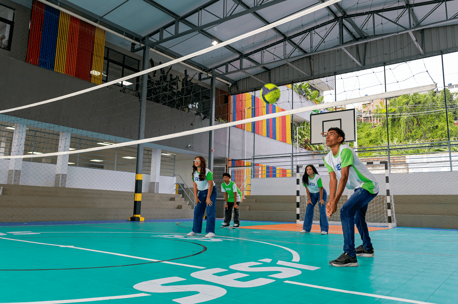Estudantes praticando esporte na quadra da Escola SESI
