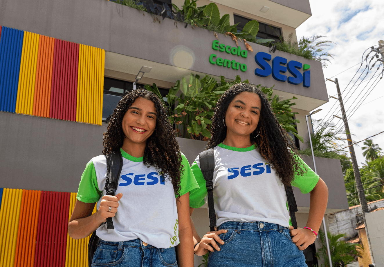 Estudantes em frente à Escola Centro SESI
