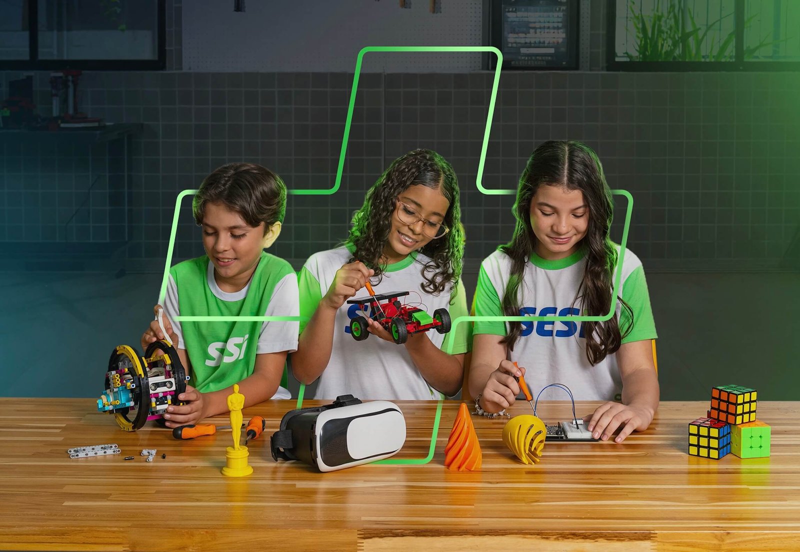 Estudantes construindo projetos de robótica e maker na Escola SESI
