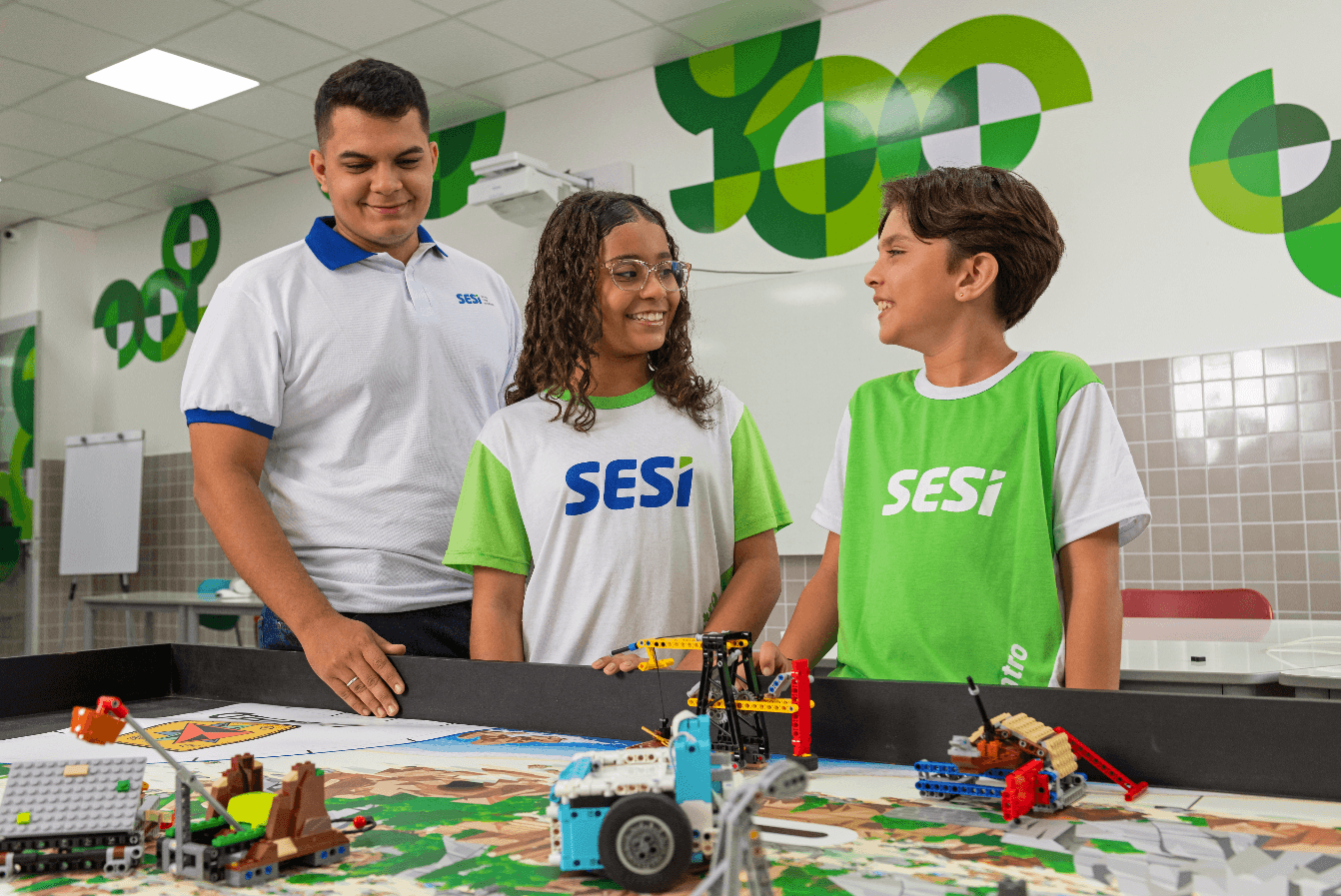 Estudantes do Ensino Fundamental em projeto de robótica